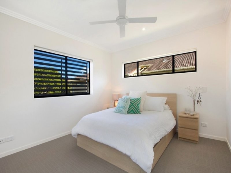 2/15 Bullimah Avenue, Burleigh Heads QLD 4220