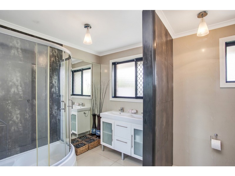 28 Richard Crescent, Highland Park QLD 4211