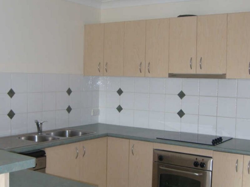 2/83 Kincaid Drive, Highland Park QLD 4211