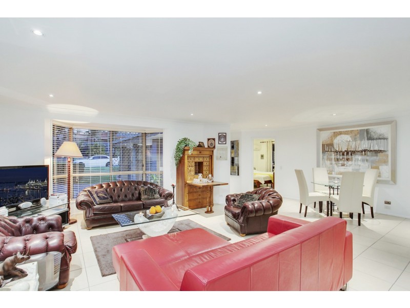 8 Hastings Crescent, Carrara QLD 4211