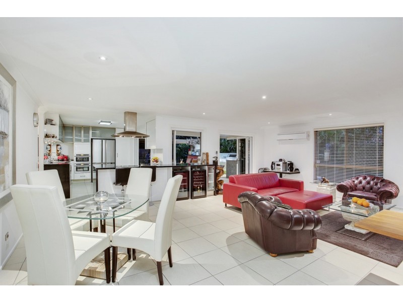 8 Hastings Crescent, Carrara QLD 4211