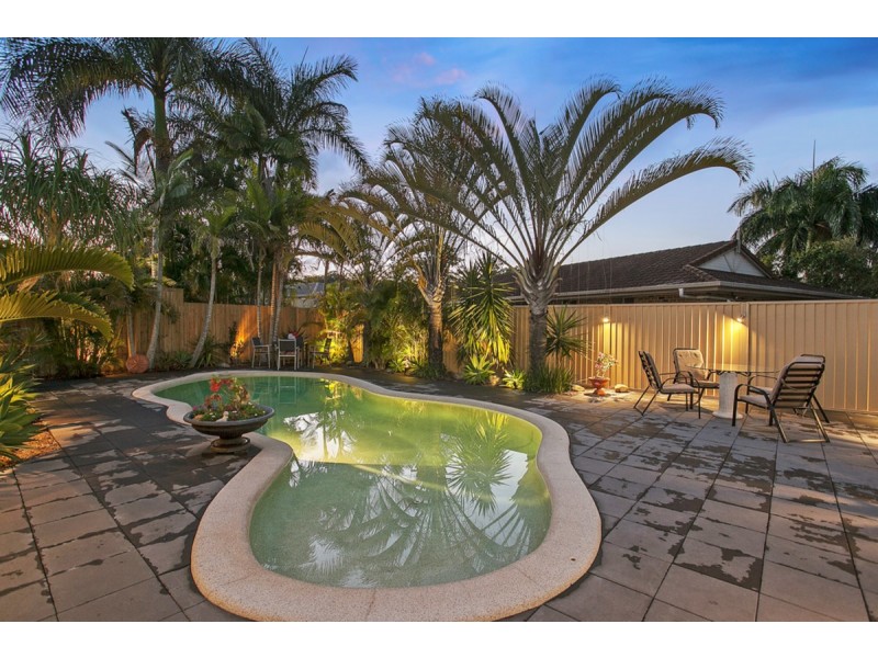 8 Hastings Crescent, Carrara QLD 4211