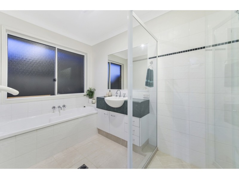 3 Waverley Park Close, Oxenford QLD 4210