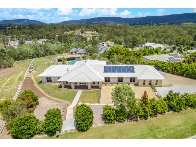 5 Colchester Court, Maudsland QLD 4210