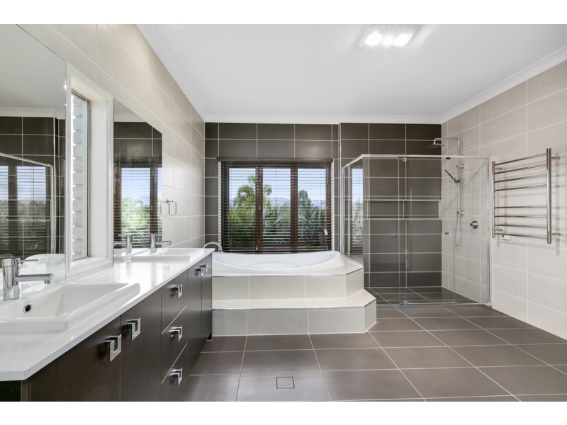 5 Colchester Court, Maudsland QLD 4210