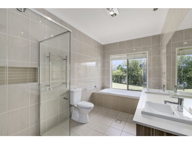 5 Colchester Court, Maudsland QLD 4210