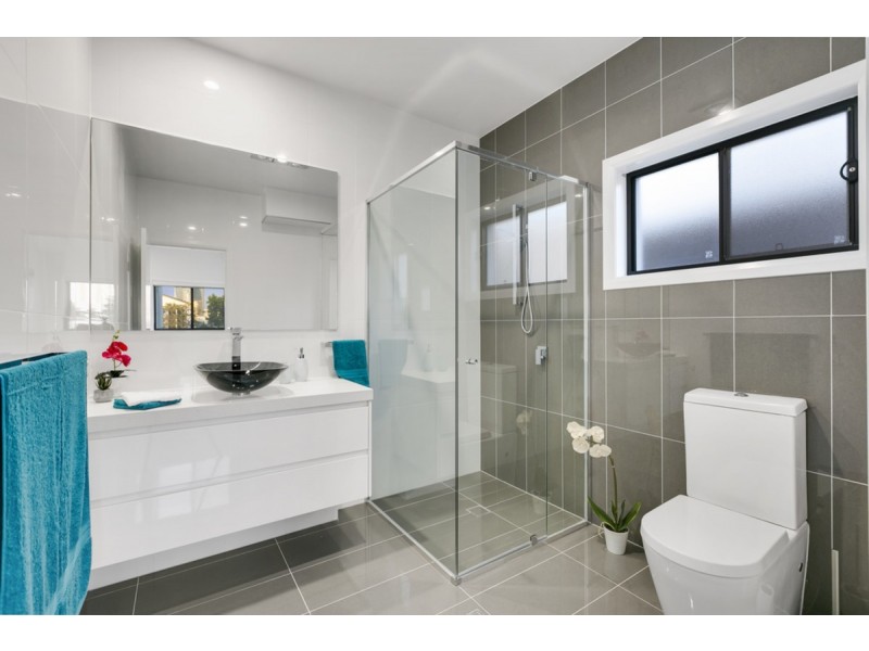 8 Crest View Key, Broadbeach Waters QLD 4218