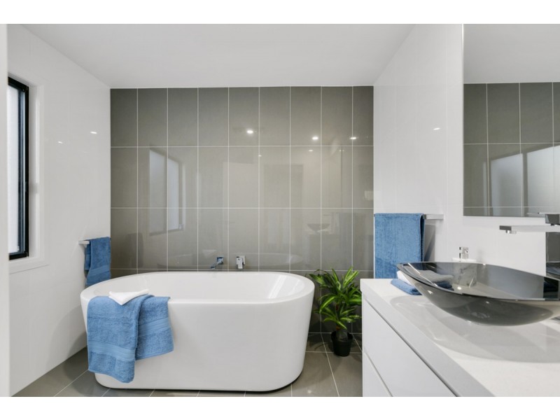 8 Crest View Key, Broadbeach Waters QLD 4218