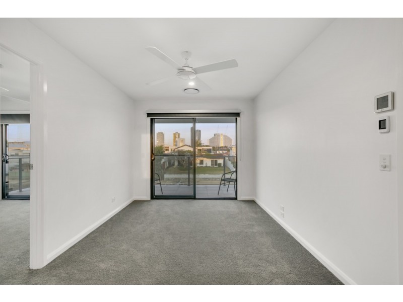 8 Crest View Key, Broadbeach Waters QLD 4218