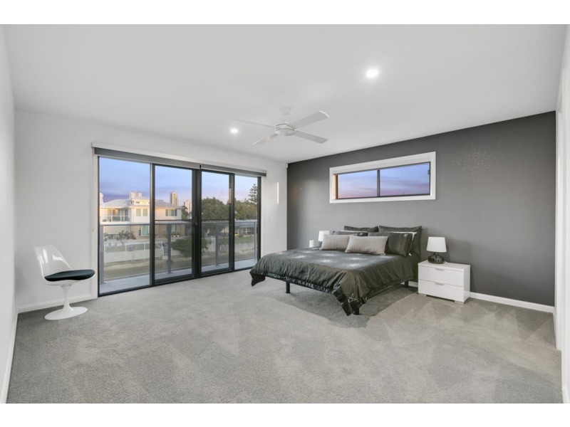 8 Crest View Key, Broadbeach Waters QLD 4218