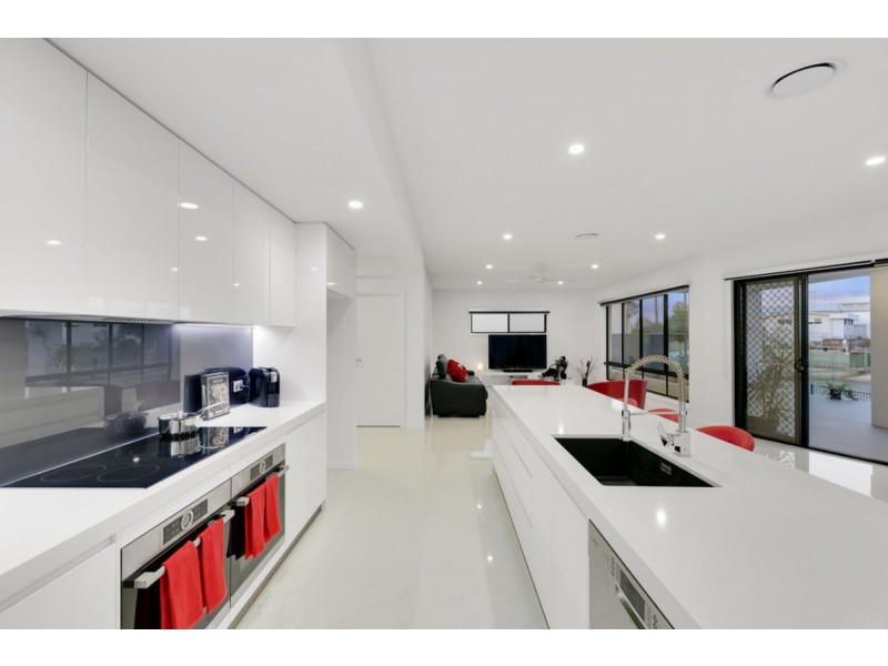 8 Crest View Key, Broadbeach Waters QLD 4218