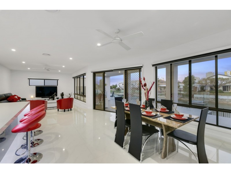 8 Crest View Key, Broadbeach Waters QLD 4218