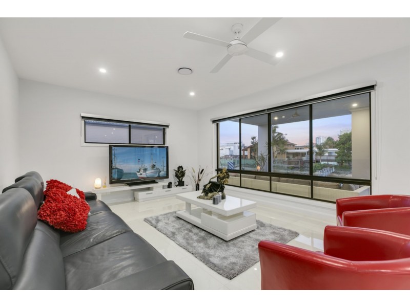 8 Crest View Key, Broadbeach Waters QLD 4218