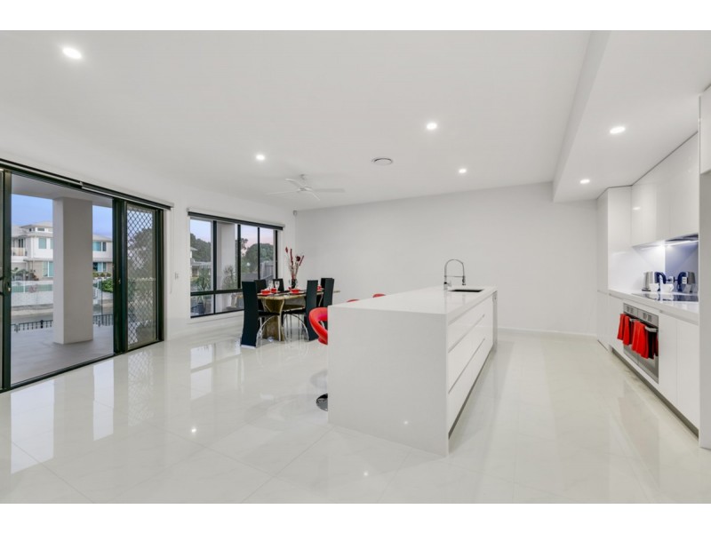 8 Crest View Key, Broadbeach Waters QLD 4218