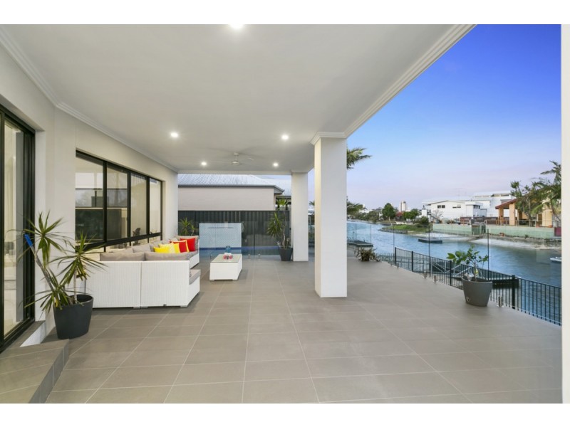 8 Crest View Key, Broadbeach Waters QLD 4218