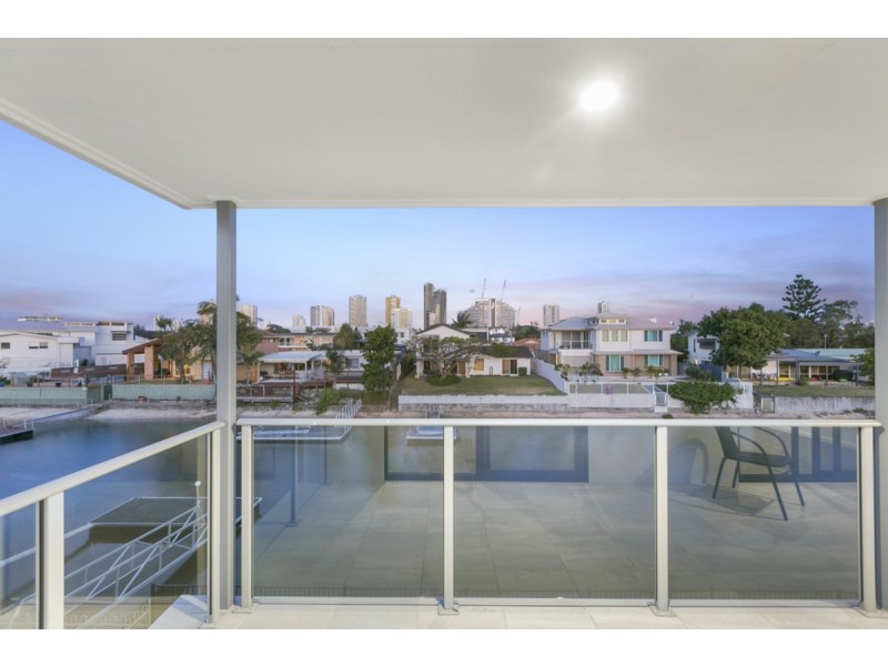 8 Crest View Key, Broadbeach Waters QLD 4218