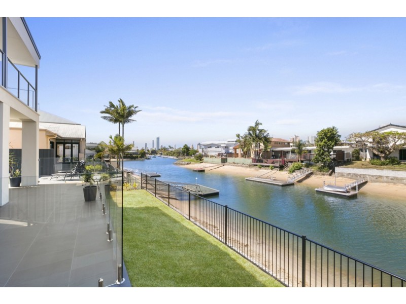 8 Crest View Key, Broadbeach Waters QLD 4218