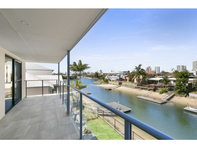 8 Crest View Key, Broadbeach Waters QLD 4218