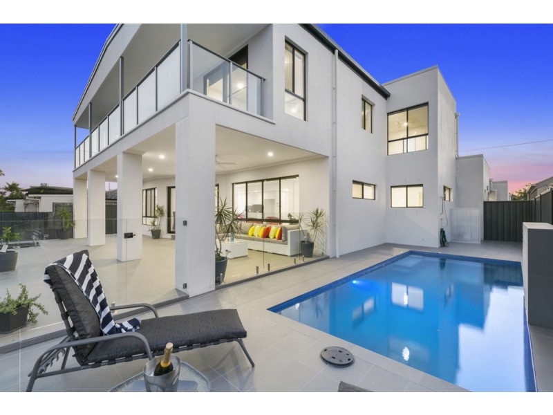 8 Crest View Key, Broadbeach Waters QLD 4218