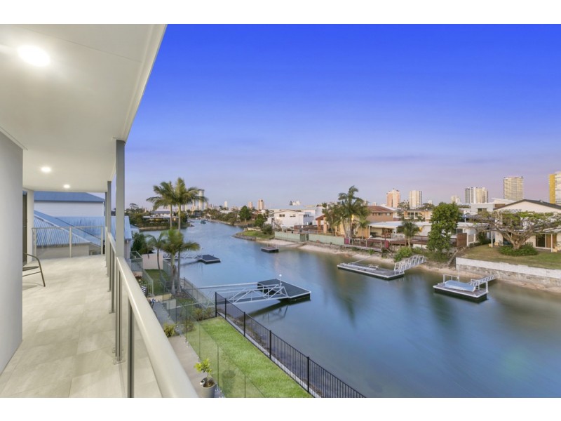 8 Crest View Key, Broadbeach Waters QLD 4218