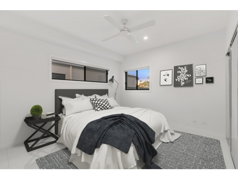 8 Crest View Key, Broadbeach Waters QLD 4218