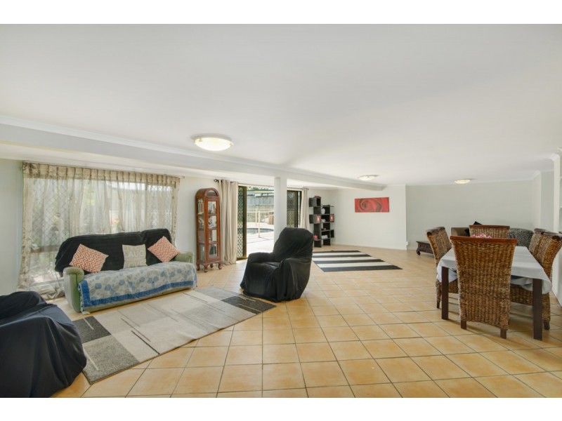 10 Canterbury Chase, Ashmore QLD 4214