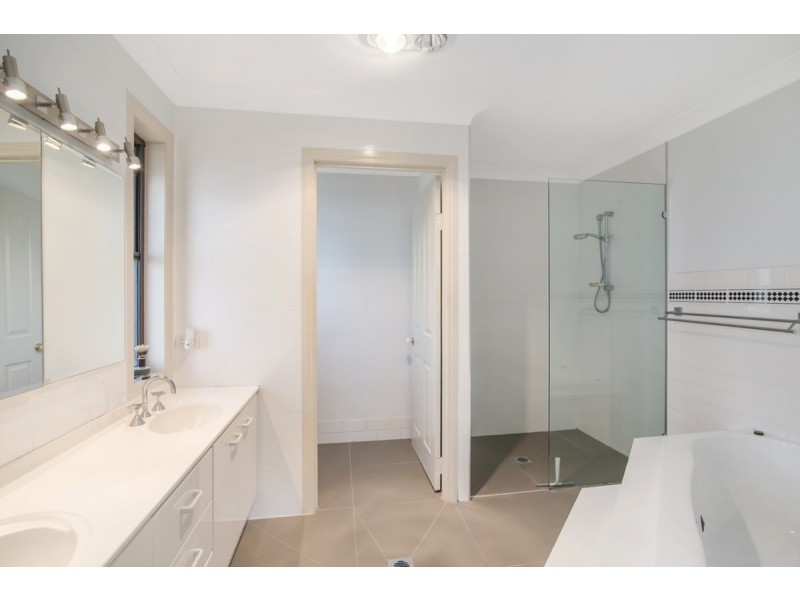 7 Renfrew Drive, Highland Park QLD 4211