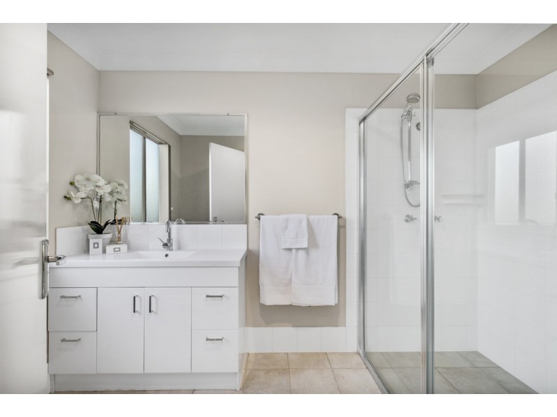 1/16 Bluetail Crescent, Upper Coomera QLD 4209