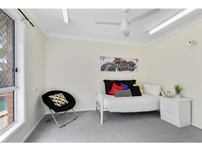 4 Perth Square, Highland Park QLD 4211