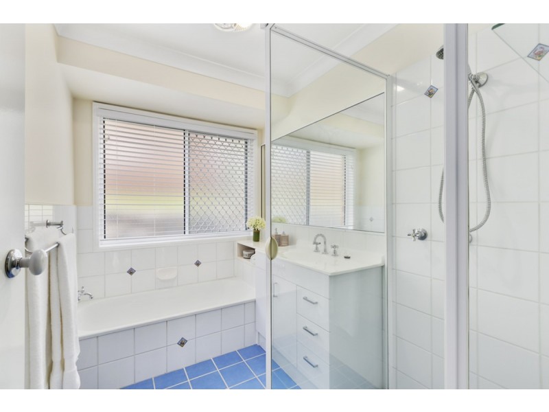 4 Perth Square, Highland Park QLD 4211