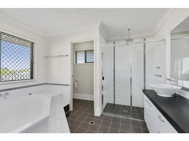 31 Harmsworth Road, Pacific Pines QLD 4211