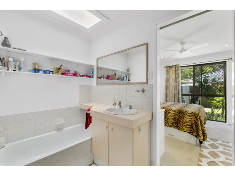 2/3 Jessica Court, Arundel QLD 4214