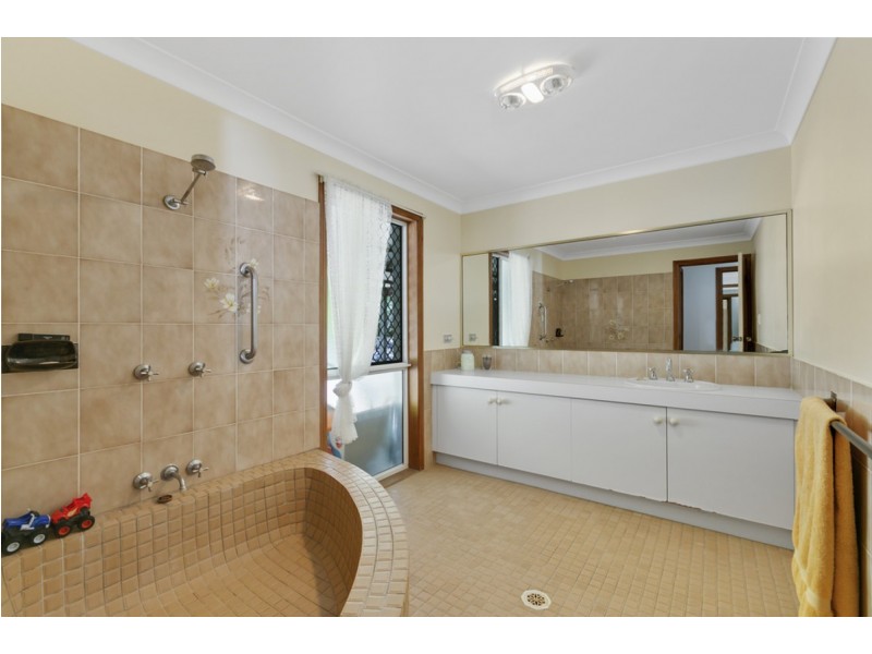 50 Winderadeen Drive, Highland Park QLD 4211