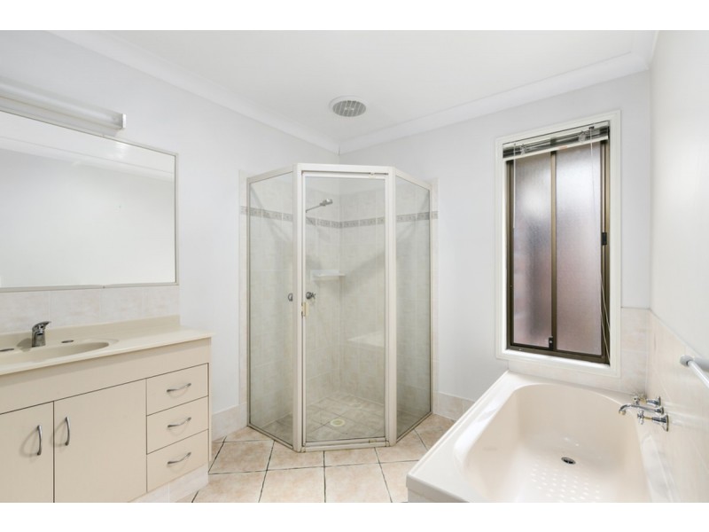 106 Armstrong Way, Highland Park QLD 4211