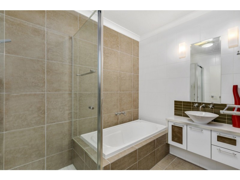 3304 Central Place, Carrara QLD 4211