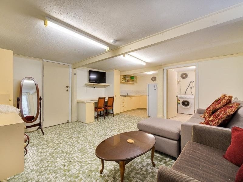 22 Geoffrey Avenue, Southport QLD 4215