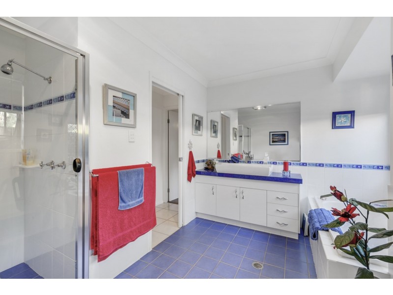 18 Greenbank Circuit, Carrara QLD 4211