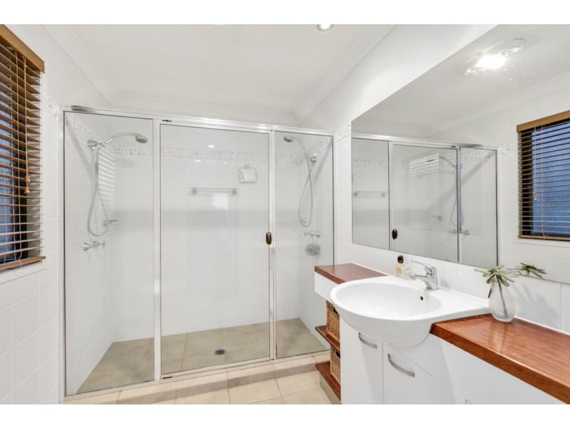 16 Clipperton Chase, Pacific Pines QLD 4211