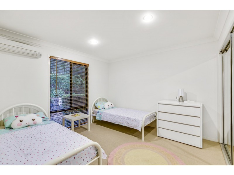 16 Clipperton Chase, Pacific Pines QLD 4211