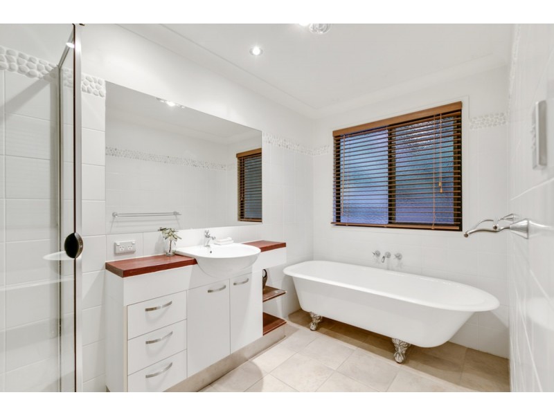 16 Clipperton Chase, Pacific Pines QLD 4211