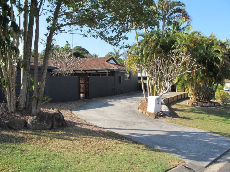 4 Guthrie Parade, Carrara QLD 4211