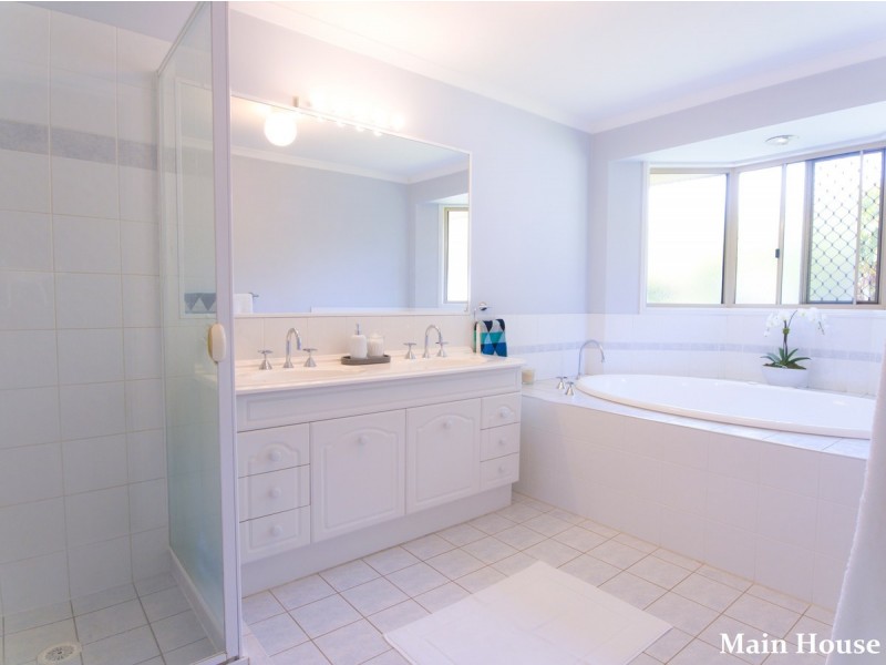 135 Castle Hill Drive, Gaven QLD 4211