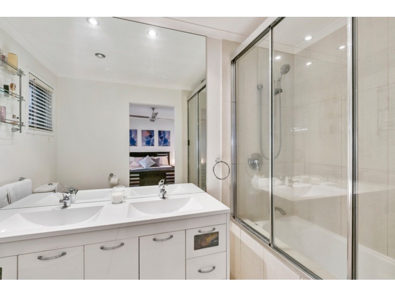 4 Amethyst Court, Carrara QLD 4211