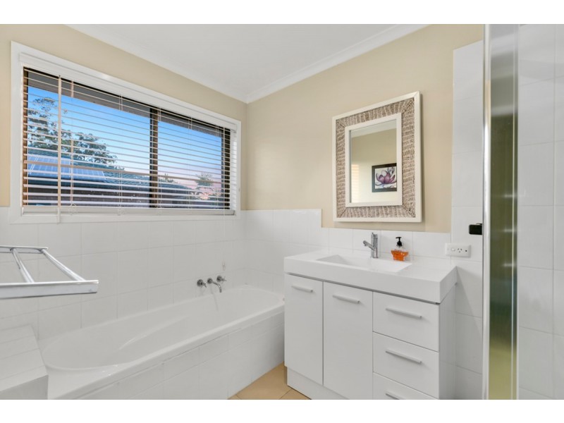 4 Kittani Crescent, Ashmore QLD 4214