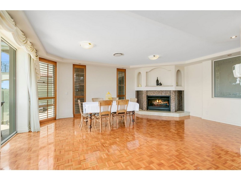 37 Istana View, Clear Island Waters QLD 4226