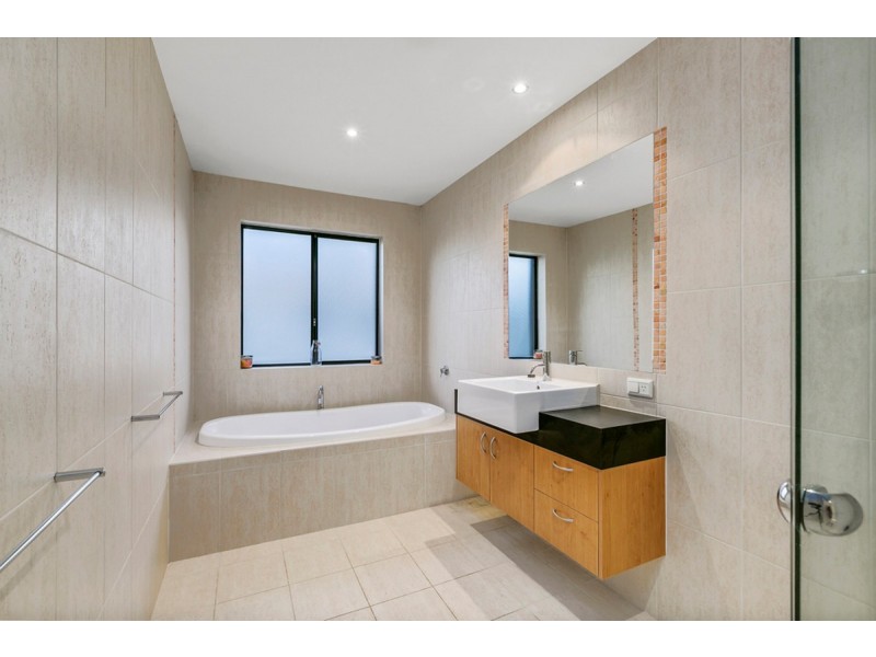 27 Lakelands Drive, Merrimac QLD 4226
