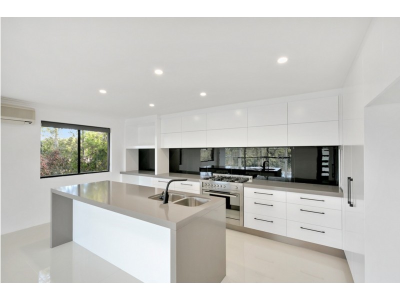 2/16B Lochinvar Court, Highland Park QLD 4211