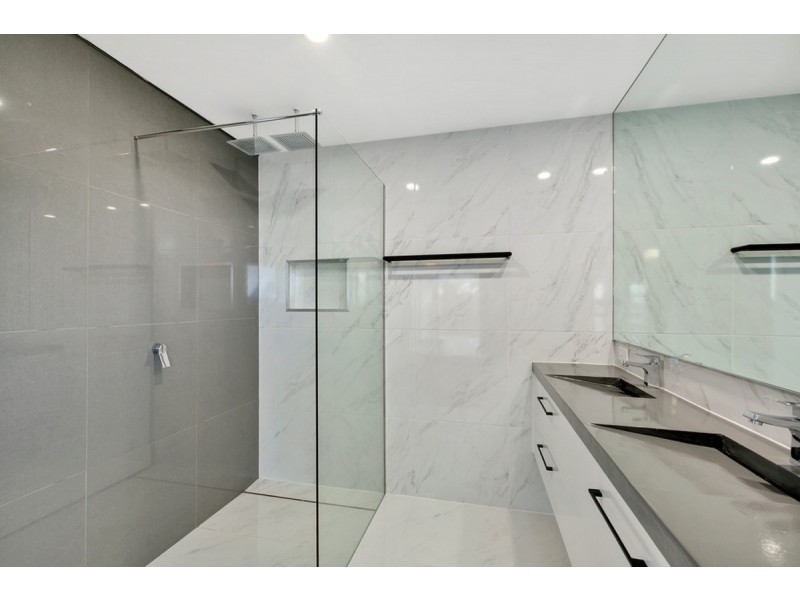 2/16B Lochinvar Court, Highland Park QLD 4211