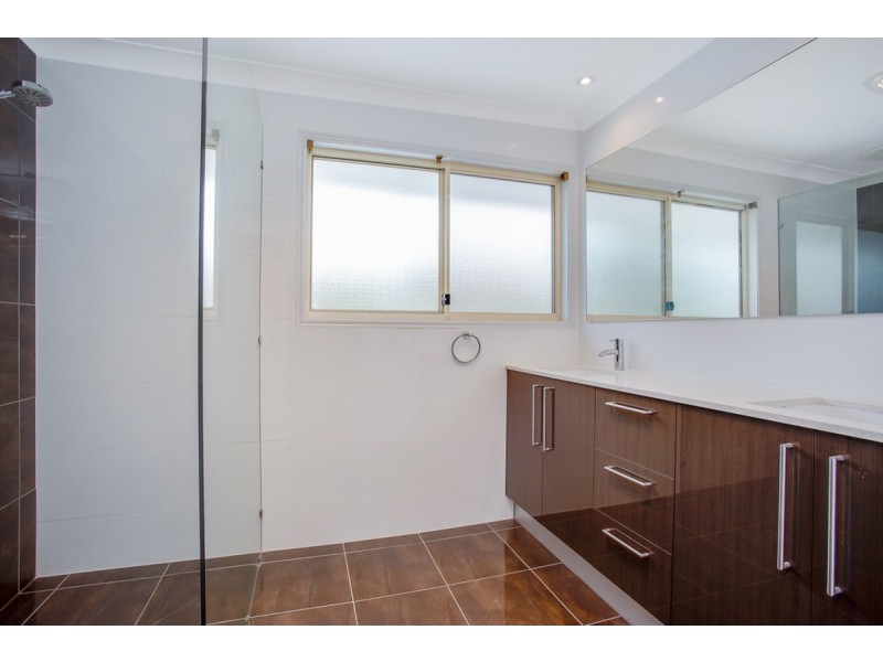 9 Renfrew Drive, Highland Park QLD 4211