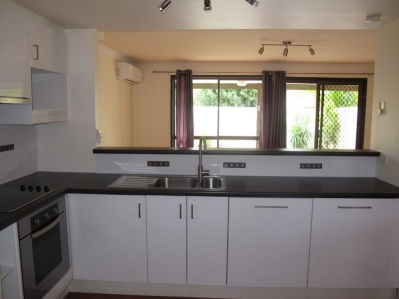 2/111 Little Usher Avenue, Labrador QLD 4215